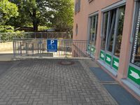 Behindertenparkplatz direkt am Gesch&auml;ft